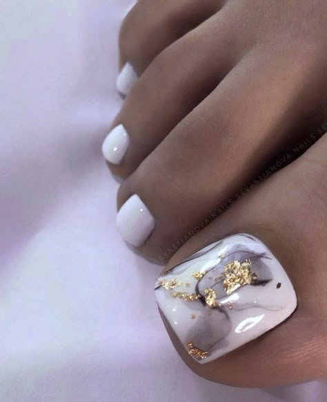 Pedicure En Gel, Frosted Nails, Trending Acrylic Nails, Toe Nail Colors, Feet Nail Design, Bridal Nails Designs, Pedicure Designs Toenails, Pedicure Nail Designs, Gel Toe Nails