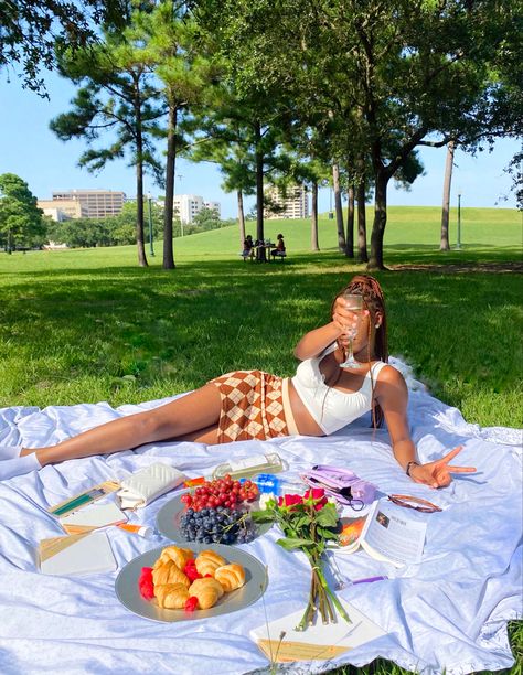 Picnic Pictures Aesthetic, Poses For Picnic Pictures, Cute Picnic Date Outfits, Black Woman Picnic, Look Picnic No Parque, Solo Picnic Aesthetic, Solo Date Aesthetic Pictures, Picnic Picture Ideas Instagram, Solo Picnic Ideas