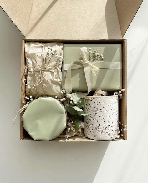 Gift Wrapping Techniques, Hamper Boxes, Gift Wrapping Inspiration, Gifts Wrapping Diy, Gift Box Design, Gift Inspo, Creative Gift Wrapping, Cadeau Photo, Diy Gift Box