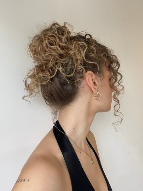 Curly Blonde Hair Updo, Curly Bun For Prom, Formal Curly Bun Hairstyles, Bun Curls Hairstyle, Curly Hair Bun Aesthetic, Blonde Curly Hair Updo, Formal Messy Bun Curly Hair, Loose Curly Hair Updo, Curly Prom Updos Natural Curls