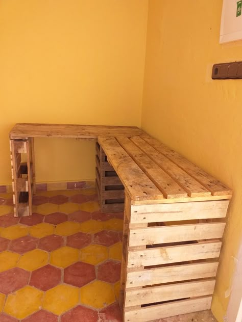 Pallet Vanity Diy, Projects With Scrap Wood, Small Wood Projects For Beginners, Make A Bench, Pallet Shed Plans, Easy Small Wood Projects, Diy Pallet Bed, Pallet Furniture Designs, Diy Wood Pallet Projects