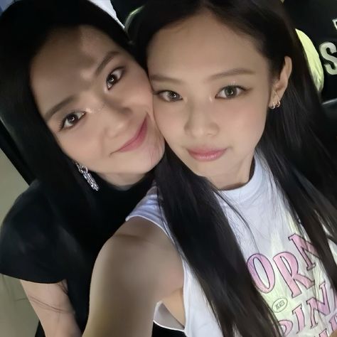 #jensoo #jisoo #jennie #blackpink Jisoo And Jennie, Jennie And Jisoo, Ji Soo, Your Eyes, My Wife, Black Pink, Quick Saves