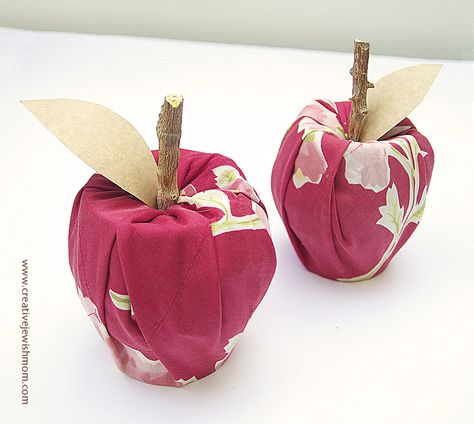 Fabric Apples No Sew With tin can and cardboard tube (Rosh Hashana, Sukka decoration) Fabric Apples, Rosh Hashana Crafts, Wall Hanging Paper Craft, Hanging Paper Craft, Craft For Home Decoration, Diy Apple, Creative Fabric, Apple Craft, Hanging Diy