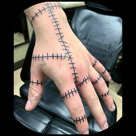 Stitches Tattoo Hand, Cool Things To Draw On Your Hand With Sharpie, Hand Tattoos Sharpie, Cool Pen Tattoos On Hand, Hand Art On Hand, Cool Designs To Draw On Your Hand, Ideas To Draw On Your Hand With A Pen, How To Make Skeleton Hands, Skeleton Art On Hand