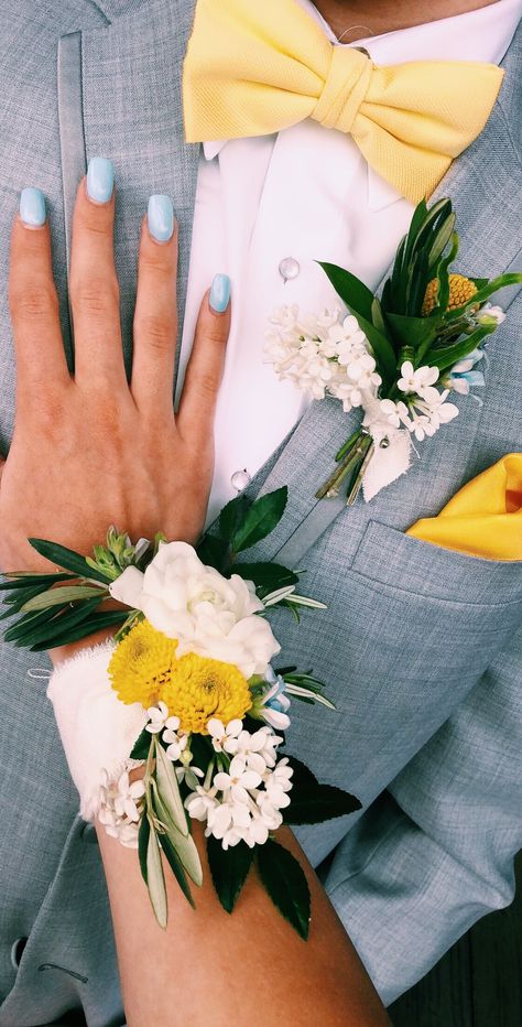 yellow corsage and boutonnière💛 Yellow Corsage, Yellow Prom Dress, Prom Corsage And Boutonniere, Prom Pictures Couples, Yellow Prom, Prom Goals, Prom Picture Poses, Corsage And Boutonniere Set, Homecoming Pictures