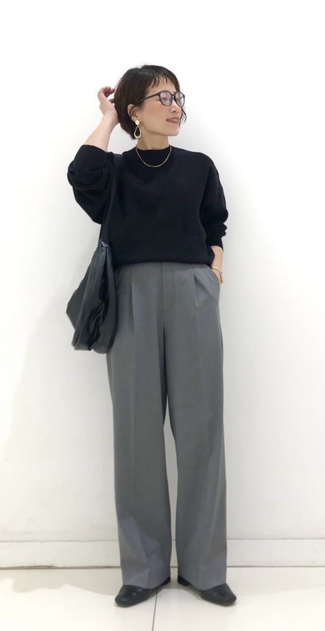 Mommy Fashion, Uniqlo Pants, Round Neck Shirt, Mommy Style, Outfit Idea, How To Style, Shirt Women, Neck Shirt, Uniqlo