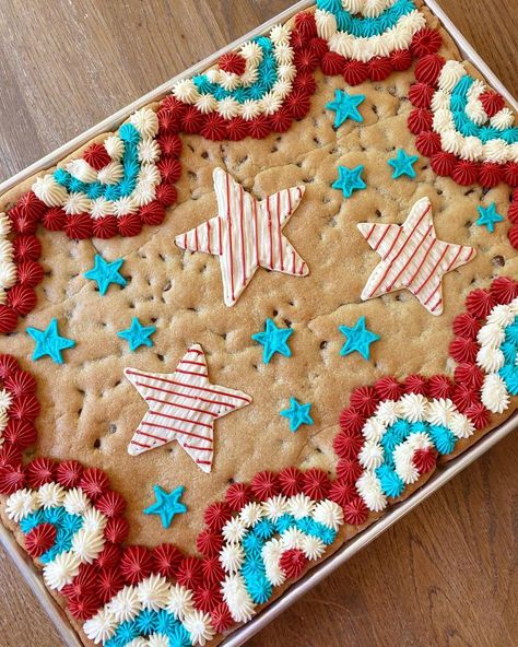 Forth Of July Tablescapes, 4th Of July Desserts Cookies, American Flag Cookie Cake, Forth Of July Cookie Cake, 4th July Cookie Cake, Labor Day Cookie Cake Ideas, Summer Time Cakes, Cookie Cake 4th Of July, Red White And Blue Cookie Cake