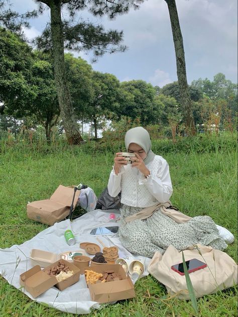 Picnic Outfit Ideas Casual, Picnic Outfit Ideas, Picnic Date Outfits, Hijab Outfit Ideas, Picnic Date Food, Place Aesthetic, Picnic Photo Shoot, Aesthetic Cottage Core, Aesthetic Place