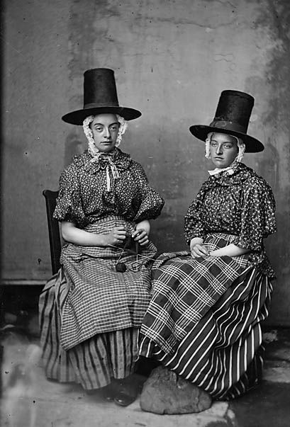 Taken by John Thomas in 1838-1905. Reproduced by permission of The National Library of Wales Traditional Welsh Dress, Welsh Ancestry, Welsh Lady, National Dress, Folk Costume, Woman Standing, Vintage Photography, Traditional Dresses, Hat Fashion