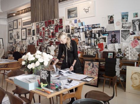 Editor In Chief Aesthetic, Workspace Photography, Vogue Office, Carla Sozzani, Paris Office, Chic Office Space, Art Studio Storage, Italian Love, Girly Office