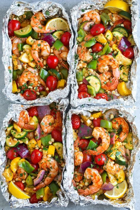 Cookies Banane, Cook Shrimp, Foil Packet Dinners, Foil Dinners, Foil Packs, Foil Packet Meals, Shrimp And Vegetables, Meat Meals, Foil Packet