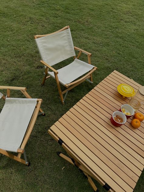 aesthetic picnic inspiration with cute little picnic chairs and picnic table #picnic #glamping #outdoorfurnitureideas #outdoorfurniture #outdoors Dreamy Picnic, Rooftop Decor, Picnic Chair, Minimal Chairs, Cold Picnic, Picnic Chairs, Aesthetic Picnic, Table Picnic, Parks Furniture