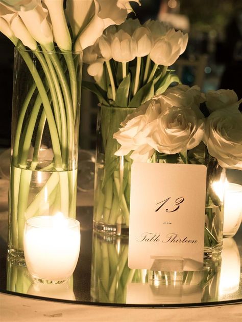 Tulip Centerpieces Wedding, Calla Lillies Centerpieces, Chic White Wedding, Calla Lillies Wedding, White Rose Centerpieces, Calla Lily Centerpieces, Lily Centerpieces, Lilies White, Tulip Centerpiece