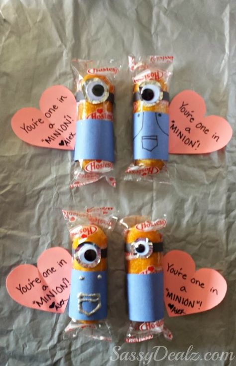 7 DIY Valentines Day Ideas for Kids Minion Twinkie, One In A Minion, Selamat Hari Valentine, Cute Valentines Day Ideas, Minion Cupcakes, Valentinstag Party, Valentines Gift Bags, Classroom Treats, Valentine Gifts For Kids