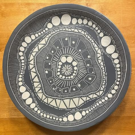 Scrifito Designs, Sgraffito Pottery Ideas, Pottery Scraffito Patterns, Ceramic Sgraffito, Sgraffito Plate Designs Easy, Clay Scrafitto, Ceramic Decals, Sgraffito Plates Patterns, Sgraffito Designs Plates