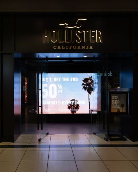 Hollister Aesthetic, Hollister Store, Presentation Night, Hollister Shop, Bloxburg Town, Store Entrance, Christmas Prep, California Outfits, Hollister California