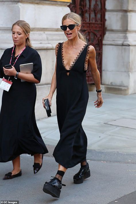 Laura Bailey, Walking Down The Street, Black Slip Dress, Looks Street Style, Mode Inspo, Black Slip Ons, Mode Inspiration, Black Dresses, Outfits Casuales