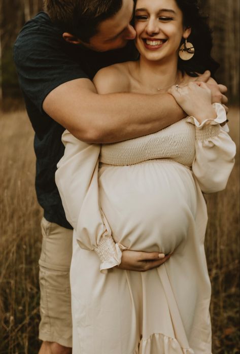 Pregnancy Photos Autumn, Couple Maternity Pictures, Maternity Photography Winter, Pregnant Photos, Baby Bump Photoshoot, Couple Maternity, Maternity Photography Poses Outdoors, Pregnancy Photography, Maternity Pics