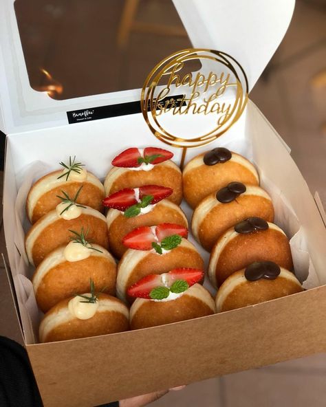 Bomboloni Packaging, Bombolini Donut, Donat Glaze, Chocolate Aesthetic, Bake Sale Packaging, Donut Flavors, Food Business Ideas, Baking Packaging, Party Food Buffet