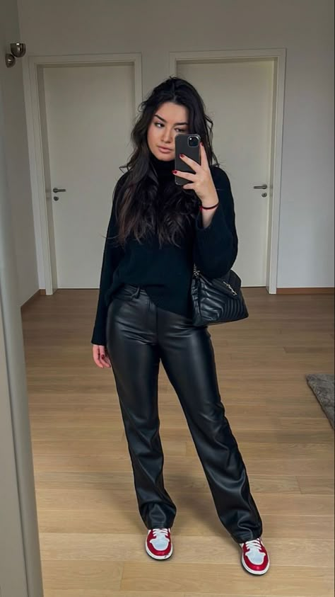 All Black Smart Casual Outfit Women, Black Smart Casual Outfit, Zara Basic Outfit, Zara Outfit Ideas Chic, Zara Women Outfits, Outfit Jean Noir, Zara Drip Winter, Zara Inspired Outfits, Zara Fall Outfits