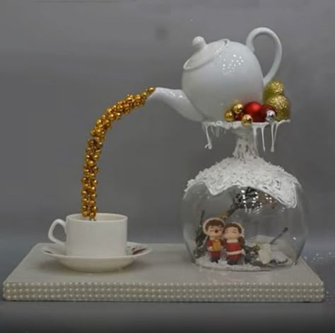 Božićne Dekoracije, Cup And Saucer Crafts, Floating Cups, Teacup Crafts, Fairy House Diy, Christmas Plate, Easy Christmas Decorations, Holiday Crafts Christmas, Top Crafts