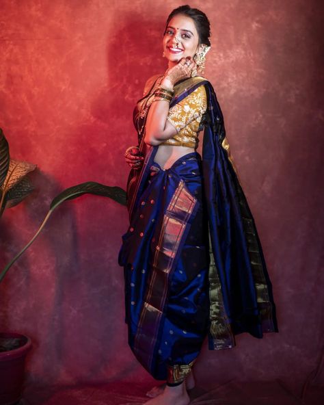 Paithani Saree Photoshoot Poses, Poses In Marathi Saree, Brahmani Nauvari, Nauvari Saree Poses, Navari Poses, Pose Saree, Couple Dress Matching, Kolkata Fashion, Saree Colours