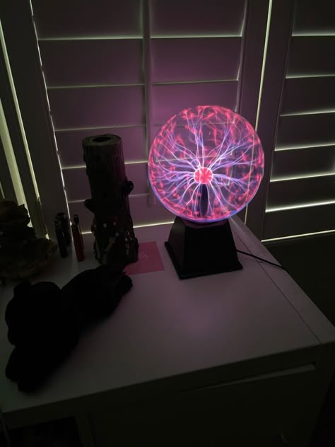 Cool Things For Your Room, Plasma Ball, Accessories Living Room, Cool Room Decor, Ball Lamp, Ball Lamps, Cute Bedroom Decor, Dreamy Room, Dream Room Inspiration