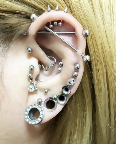 #piercing #aesthetic #alternative #goth #y2k #cybergoth Piercings Goth, Piercing Aesthetic, Ear Piercings Chart, Cool Ear Piercings, Pretty Ear Piercings, Grunge Jewelry, Multiple Ear Piercings, Cool Piercings, Goth Y2k