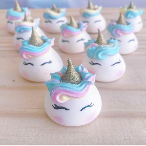 Yummy unicorn meringue cookies! These are so pretty and pastel! 🦄 Popsicle Cake, Cookies Cupcake, Savory Cakes, Zucchini Cake, Salty Cake, Cute Baking, Unicorn Foods, Meringue Cookies, Baking Tins