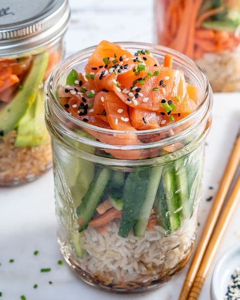 Sushi Bowl Mason Jar, Sushi Mason Jar, Mason Jar Poke Bowl, Glass Jar Meals, Breakfast Mason Jar, Shrimp Mason Jar Salad, Meal Jars Ideas, High Protein Mason Jar Meals, Hot Mason Jar Meals