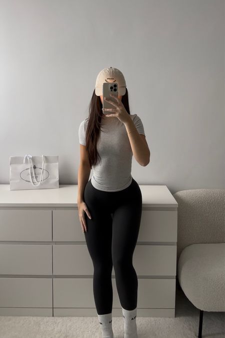 Cute Gym Fits With Leggings, Women Gym Wear, Gym Outfits For Women Black, Casual Gym Outfits For Women, Black Fitted Leggings For Gym, Outfits Para Gym, Gym Girl Outfits, Gym Fashion, Fitted Mid-thigh Workout Leggings