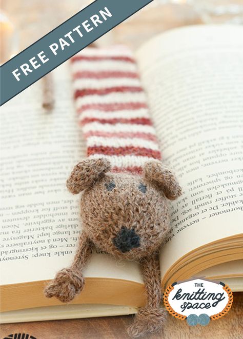 This cool Fun Library Mouse Knit Bookmark is a fun knitting project. With this gorgeous bookmark, you will love to have this on you. It is also a perfect gift for your bookworm friends.| Discover over 7,000 free knitting patterns at theknittingspace.com Knitted Bookmarks Easy, Cat Knitting Patterns Free, Bookmark Knitting Pattern, Easy Toy Knitting Patterns Free, Knitted Bookmarks Free Patterns, Knitting Bookmarks, Knitted Animals Free Patterns Easy, Knitted Christmas Gifts, Knitted Bookmarks