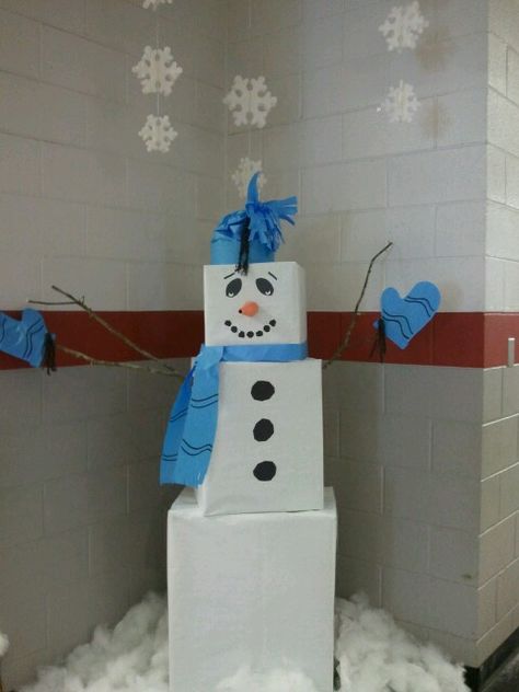 Giant snowman I made at school. Its just large boxes wrapped in paper. Even the hat, scarf and mittens are made of paper. Wonderland Decoration Ideas, Winter Wonderland-party, Wonderland Party Decorations, Winter Wonderland Decorations, Dance Decorations, Winter Dance, Winter Classroom, Winter Wonderland Theme, Christmas Dance