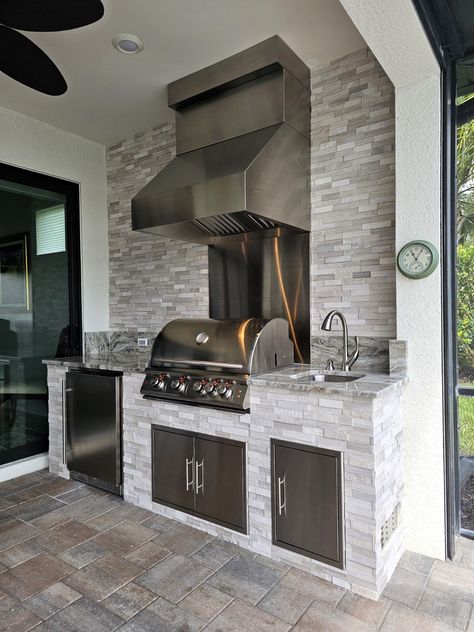 This 8’10” outdoor kitchen was built in a Prosperity floorplan by Del Webb in the master planned, and one of a kind, community Ave Maria.  In this kitchen we installed the White Oak multi-face stacked stone.  This is the same stone that we used in DiVosta’s Stellar model at Terreno.  If you would like to… Read more » Stacked Stone Outdoor Kitchen, Lanai Outdoor Kitchen, Outdoor Kitchen Stone, Lanai Ideas, Florida Backyard, Custom Outdoor Kitchen, Diy Home Upgrades, Kitchen Bars, Contemporary Style Kitchen