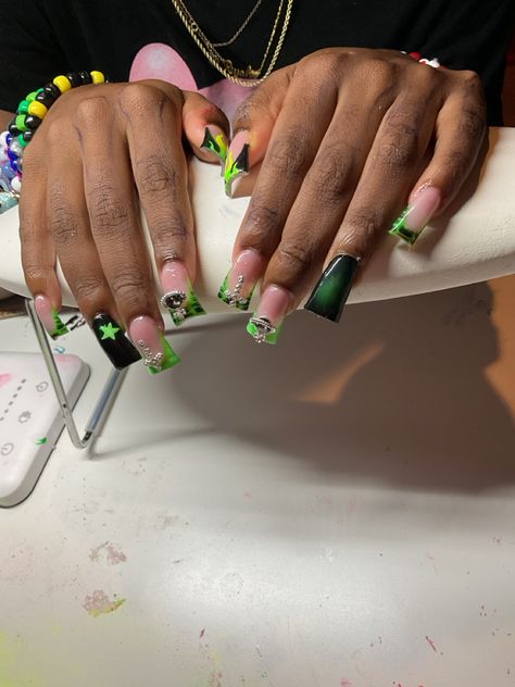 duck nails acrylic Short Green Duck Nails, Birthday Nails Green Short, Neon Green And Silver Nails, Green Shorties Nails, Nails Acrylic Neon Green, Green Duck Nails Acrylic, Like Green And Black Nails, Black Green Nail Designs, Duck Nails Green