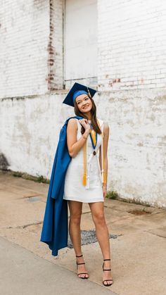 Guest Graduation Outfit, Graduation Outfit Ideas For Guest, Graduation Outfit Ideas Men, Couple Graduation Pictures, College Grad Pictures, Cap And Gown Pictures, Nursing Graduation Pictures, Senior Photoshoot Poses, College Graduation Photoshoot