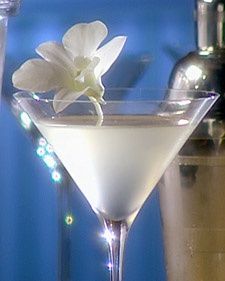 White Cosmopolitan White Cosmopolitan Recipe, White Cosmopolitan, Cosmopolitan Recipe, Cranberry Juice And Vodka, White Cosmo, White Cranberry Juice, Martini Recipes, Alcohol Drinks, Vodka Cocktails