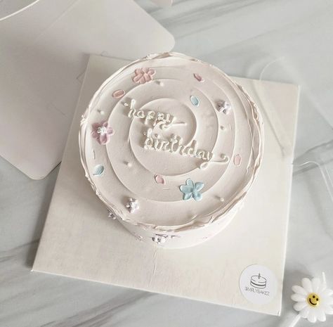 Minimilastic Cake, Peony Birthday Cake, Korean Cake Birthday Simple, Korean Cakes Aesthetic, Aestethic Birthday Cake, Korean Cake Birthday, Simplistic Cakes, Small Cakes Ideas, Small Cake Designs