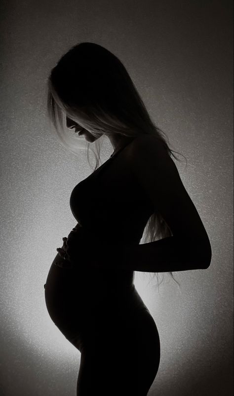 Shadow Pregnancy Pictures, Accidental Pregnancy Aesthetic, Pregnancy Aesthetic Tumblr, Pregnancy Aesthetic Faceless, Faceless Maternity Photos, Pregnancy Aesthetic Black, Silhouette Pregnancy Photos, Pregnancy Asethic, Hiding Pregnancy Bump