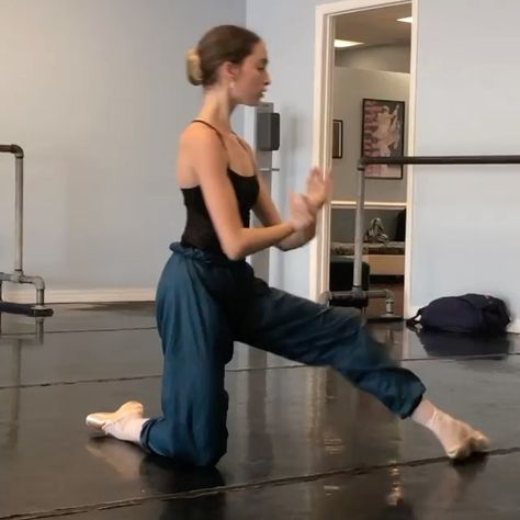 Ballet - ✨Balletdancers✨ on Instagram: “✨Brianna Guagliardo ✨ @briannaguagliardo . . . #balletbeautystyle #nikiya #balletstudio #rehearsal #ballerina #enpointe #balletdancer…” Dance Aesthetic Ballet, Ballet Glossary, Ballet Performances Videos, Proffesional Ballet Dancer, Professional Ballet Dancer Aesthetic, Ballerina Workout, Ballet Gif, Flexibility Dance, Ballet Dance Photography