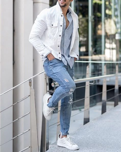 White Denim Jacket Mens, Mens Winter Wardrobe, White Denim Jacket Outfit, White Jacket Outfit, Menswear Outfits, Sweater Outfits Men, Tee Shorts, Denim Jacket Outfit, Vans Converse