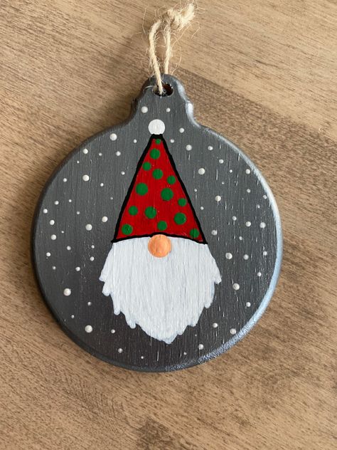 Gnome Ornaments Wood Slice, Pottery Painting Ideas Easy Ceramic Christmas Ornaments, Easy Painted Ornaments Diy, Painting Ideas For Christmas Ornaments, Hand Painted Ornaments Wooden Easy, Gnome Painted Ornaments, Easy Painted Christmas Ornaments, Handpainted Wooden Christmas Ornaments, Christmas Wood Ornament Ideas