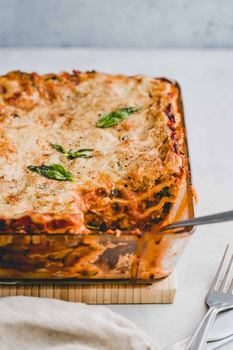 Die beste vegetarische Gemüselasagne mit Béchamelsauce – der absolute Traum aller Lasagne-Fans! Mit Option für vegane Lasagne! #gemüselasagne #vegetarisch #rezept #mitbechamel #einfach Veg Lasagna Recipe, Lasange Recipe, Best Vegetarian Lasagna, Best Vegan Lasagna Recipe, Lasagna With Bechamel Sauce, Lasagna Vegetarian, Vegan Lasagna Recipe, Vegetarian Lasagne, Vegetarian Lasagna Recipe