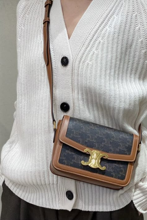 Celine Triomphe Crossbody Bag, Celine Crossbody Bag Outfit, Celine Triomphe Bag Outfit, Celine Bag Outfit, Trendy Bags For Women, Tas Celine, Celine Triomphe Shoulder Bag, Trendy Shoulder Bags, Celine Triomphe Bag