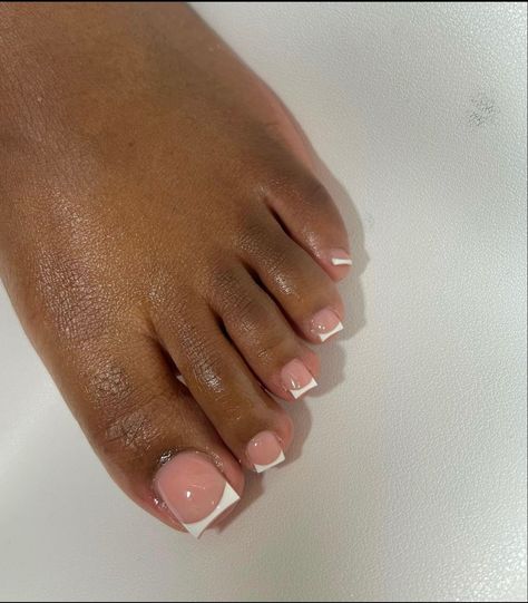 French Tip Pedicure No Acrylic, Classic French Pedicure, French Top Pedicure, American Tip Pedicure, Pedicure On Dark Skin, Dark Skin Toe Nail Colors, French Toes Black Women, French Toe Nails With Design, French Pedicure Black Women