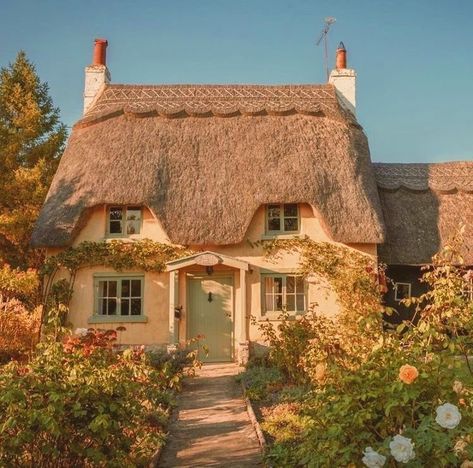 𝗬𝗦𝗟⚜️ on Twitter: "mentally here right now… " Cottage Aesthetic, Casa Country, Cottage In The Woods, Thatched Cottage, Dream Cottage, Cottage Core Aesthetic, Thatched Roof, Cute House, Rose Cottage