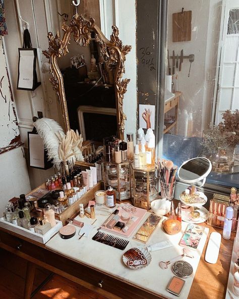 Cottagecore Vanity, Makeup Vanity Aesthetic, Vanity Aesthetic, Vanity Makeup Rooms, Vanity Room, Bedroom Vanity, Vanity Decor, Makeup Room, Apartment Inspiration