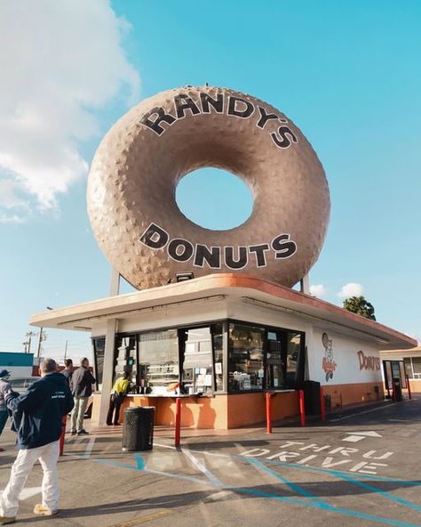 Randys Donuts Los Angeles, Randys Donuts, Hello Kitt, Hollywood Photo, Cloud Gate, Photo Inspo, Your Head, Vintage Signs, Donuts