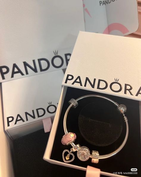 Pink Pandora Bracelet, Kawaii Bracelet, Pandora Bracelet Charms Ideas, Girly Bracelets, Pandora Bracelet Designs, Pandora Jewelry Charms, Looks Party, Bracelet Friendship, Jewellery Silver