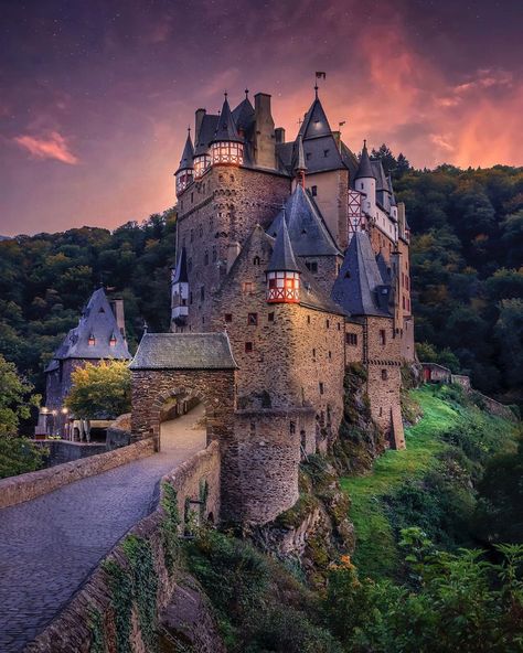 Florian Olbrechts on Instagram: “Eltz Castle 🏰, Germany 🇩🇪 . . . . . . . . . . .  #germany #deutschland #bavaria #eltzcastle #burgeltz  #topgermanyphoto #cbviews…” Eltz Castle, Castles In Germany, Castle Germany, Castle Pictures, Medieval Castles, Germany Castles, Historical Monuments, Manor Houses, Beautiful Castles